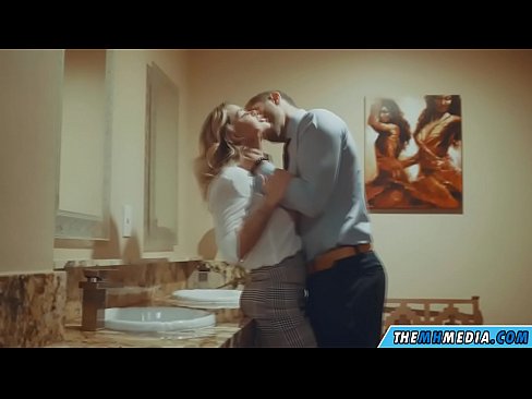 ❤️ Pamene blonde wabusty akunyengererani m'chimbudzi cha anthu onse Zolaula za ku Russia zolaula ny.123sex.ru ❌️❤